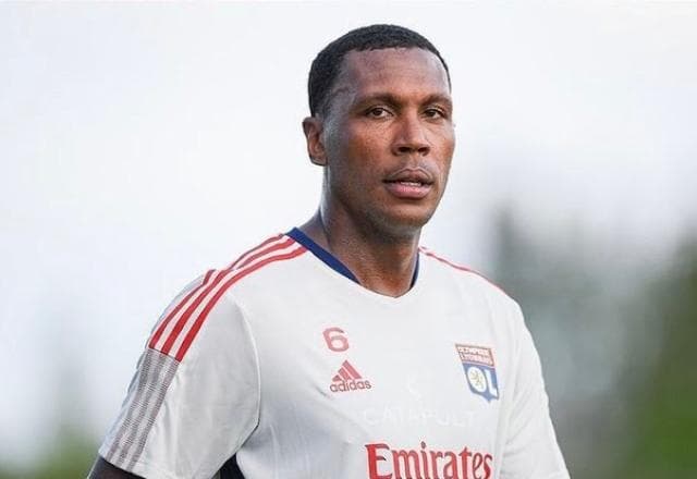 Lyon dispensa zagueiro brasileiro por causa de peido e risadas em vestiário