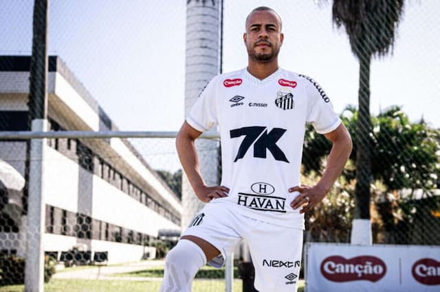 Santos anuncia a contratação do lateral-direito Mayke