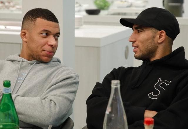 Mbappé e Hakimi dispensam férias e já voltam a treinar no PSG