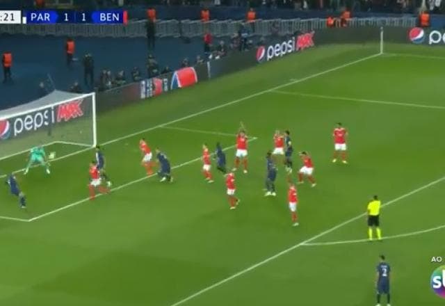 Golaço que não valeu! Mbappé marca de voleio, mas em impedimento