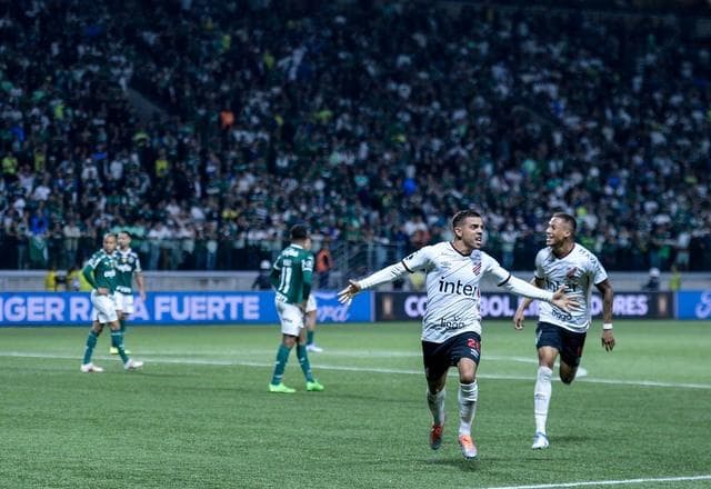 Veja os melhores momentos de Palmeiras 2x2 Athletico-PR pela semi da Libertadores