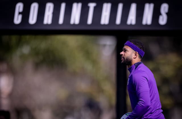 Corinthians se aproxima de acordo para parcelar dívida com Depay