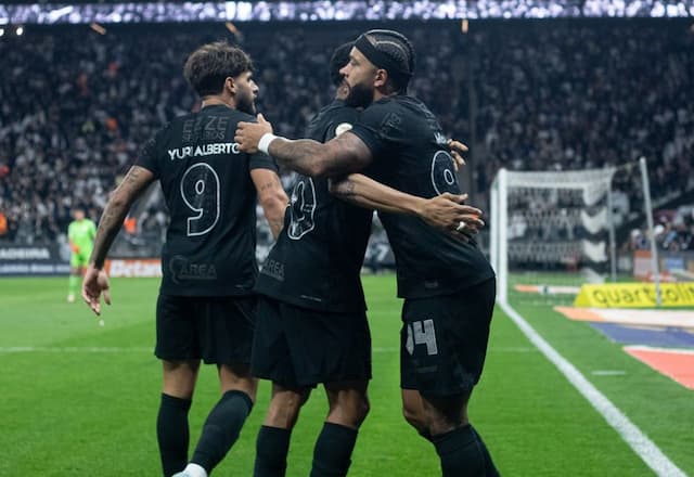 Com golaço de Memphis, Corinthians goleia o Athletico e sai da zona do rebaixamento