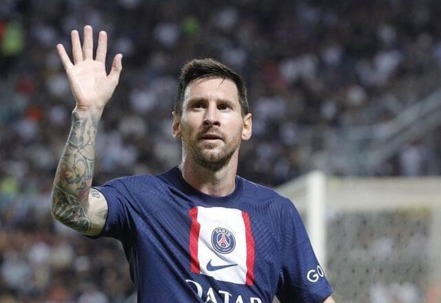 Messi alcança 40º título da carreira e se aproxima de Daniel Alves