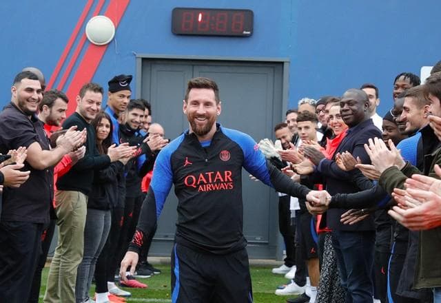 Campeão do mundo, Messi é aplaudido e homenageado em retorno ao PSG