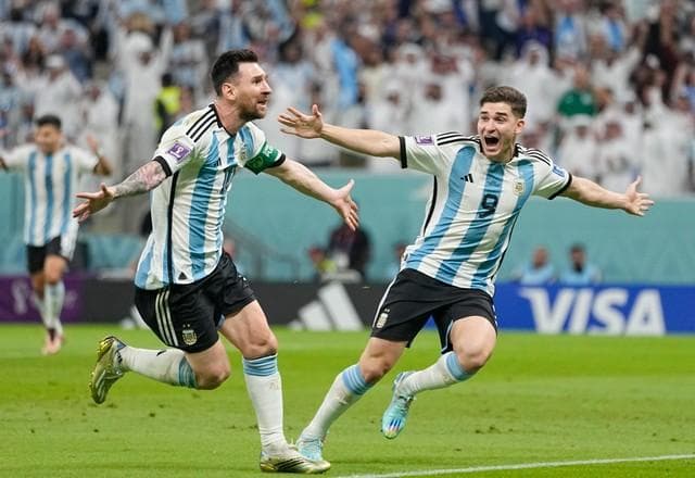 Argentina supera prova de fogo, bate México e segue viva na Copa do Mundo