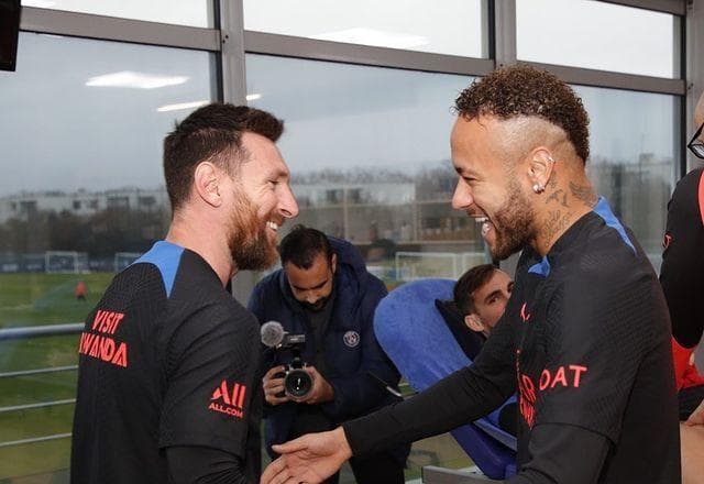 Torcida do PSG pede saída de Messi e Neymar em protesto