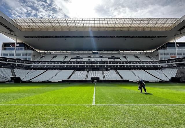 Corinthians publica foto da Neo Química Arena e provoca: “O melhor gramado do Brasil” 