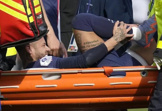 Neymar vai passar por cirurgia e ficará até quatro meses sem jogar