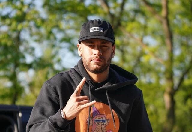 Neymar faz post irônico antes de atividade no PSG: "Chegando bêbado"