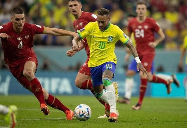Neymar afirma não torcer contra ninguém e lamenta nova lesão: "De novo em uma Copa"