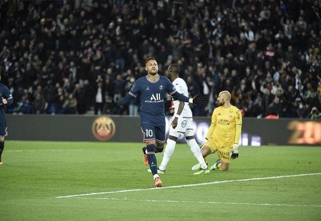 Presidente do PSG não garante Neymar nos planos: "Uns virão e outros irão"