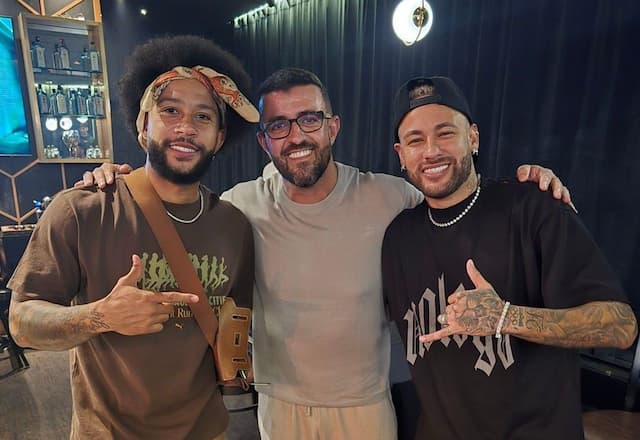Neymar e Memphis Depay se encontram em São Paulo