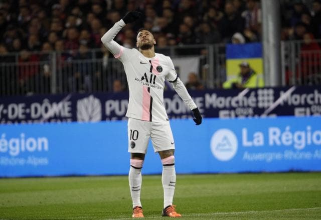 Neymar ativa cláusula e renova contrato com o PSG até 2027