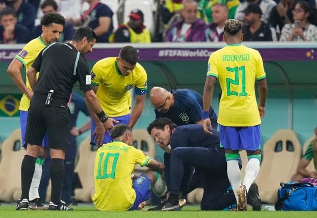 Neymar e Danilo estão fora da seleção brasileira na fase de grupos da Copa