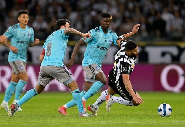 Hulk marca de pênalti, Atlético-MG vence o Emelec e avança na Libertadores