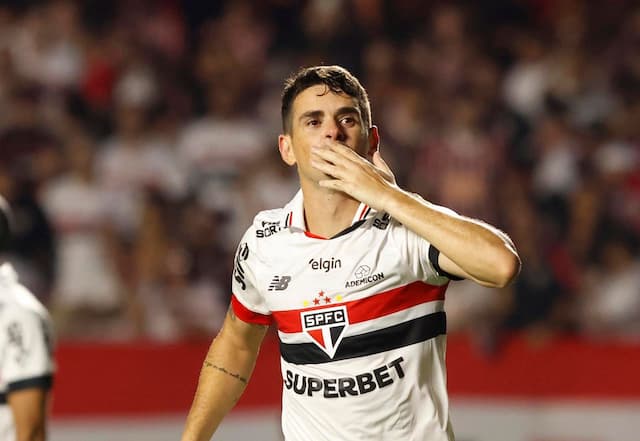São Paulo vence Corinthians com primeiro gol de Oscar no retorno ao clube