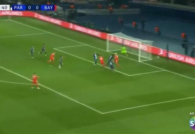 Choupo-Moting ganha pelo alto e quase abre o placar para o Bayern contra o PSG