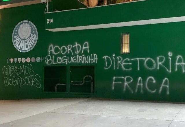 Torcedores do Palmeiras picham muro do clube: "Queremos jogadores"