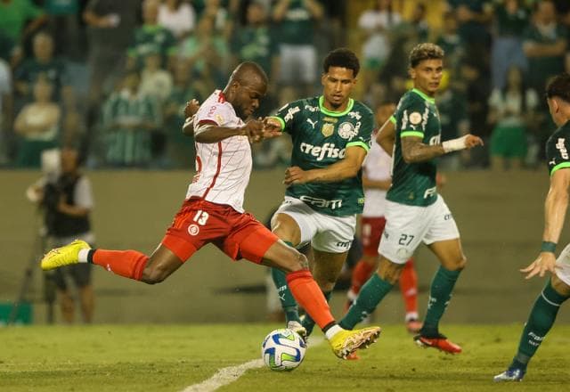 Palmeiras vence Internacional e assume a liderança do Brasileirão 
