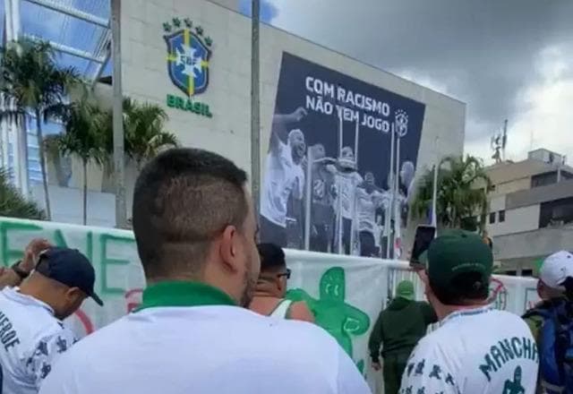 Torcida organizada do Palmeiras faz protesto na sede da CBF