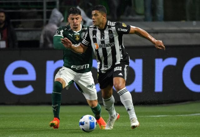Palmeiras tem dois expulsos, mas passa pelo Atlético-MG nos pênaltis