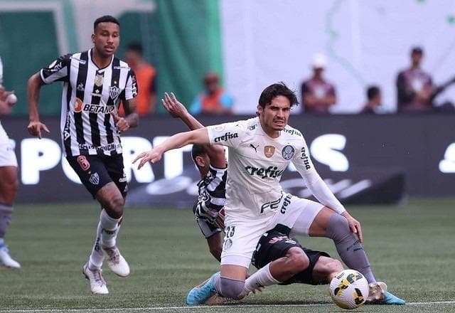 Palmeiras detecta lesão na coxa direita de Raphael Veiga 