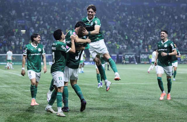 Palmeiras goleia Juventude e assume liderança isolada do Brasileirão