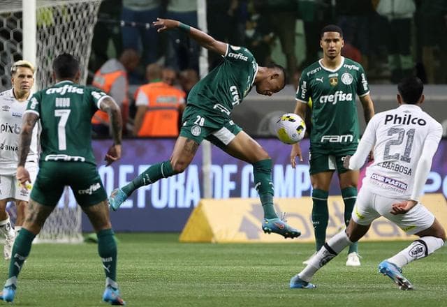 Com um a menos, Palmeiras bate o Santos e segue tranquilo na liderança