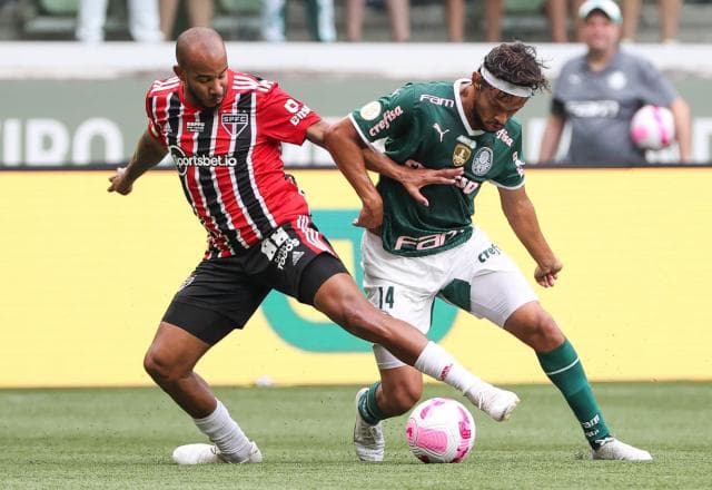 Scarpa perde pênalti, e São Paulo segura o Palmeiras com dois a menos