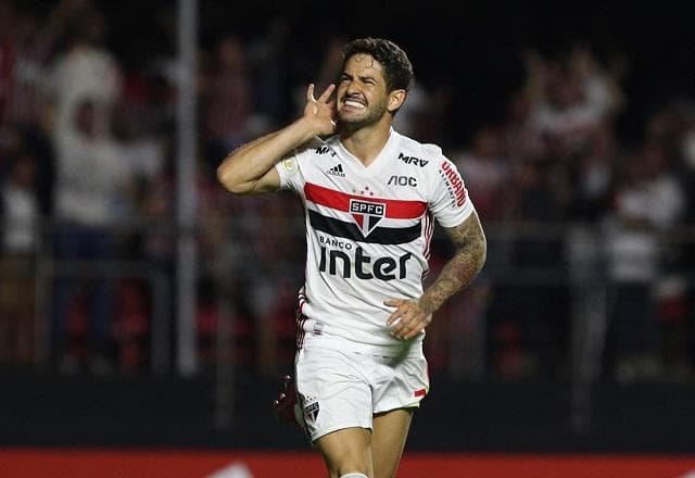 São Paulo anuncia retorno do atacante Alexandre Pato