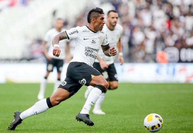 Paulinho rompe ligamento do joelho e vira desfalque no Corinthians