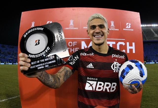 Autor de hat-trick contra o Vélez, Pedro é impedido de levar bola para casa