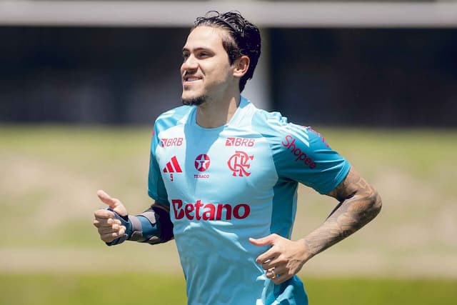 Pedro antecipa retorno e se reapresenta ao Flamengo