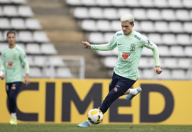 Tite brinca sobre cobrança por Pedro na seleção: "Agora tem que aguentar"