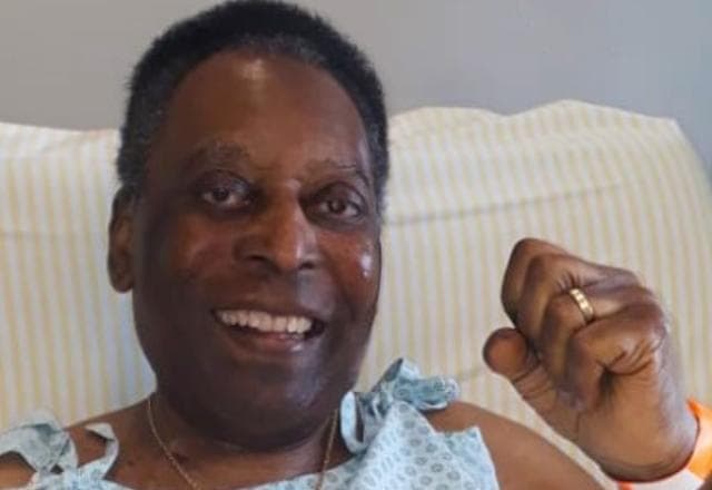 Pelé é internado para seguir tratamento contra câncer