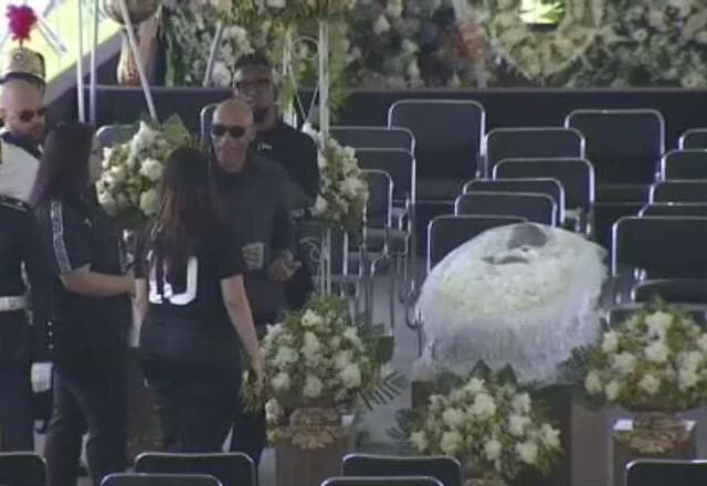 Velório de Pelé é iniciado na Vila Belmiro, em Santos