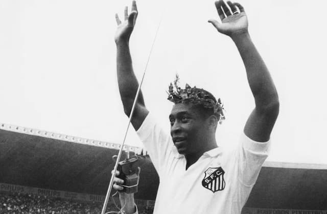 Santos utiliza Pelé para provocar Corinthians após vitória no clássico