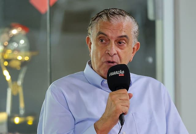 Presidente do Athletico-PR mostra dedo do meio para torcedores