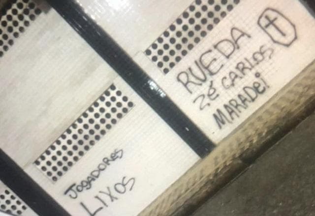 Muros da Vila Belmiro são pichados com ameaças a diretoria: "Queremos sua vida"