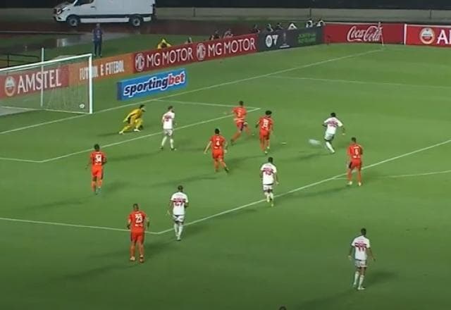 Calleri faz pivô e toca para Marcos Paulo, que abre o placar para o São Paulo 