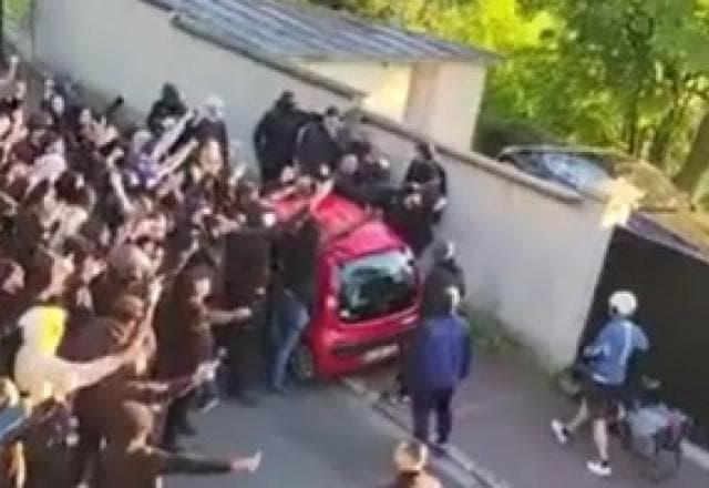 Torcedores do PSG protestam em frente à casa de Neymar: "Vá embora!"