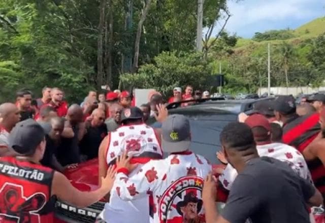 Em protesto no Ninho, torcedores do Flamengo sobem em carros de jogadores