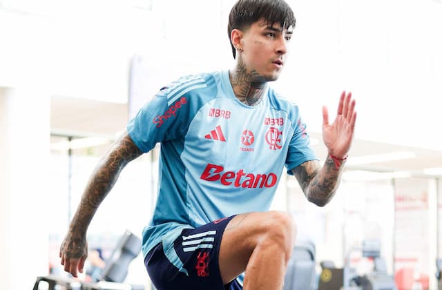 Flamengo ganha reforço de Pulgar, que volta a treinar com o grupo