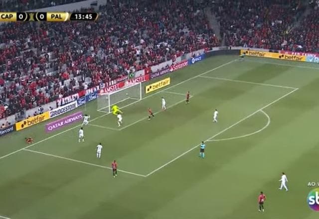 Gómez manda contra o próprio gol, e Weverton salva o Palmeiras
