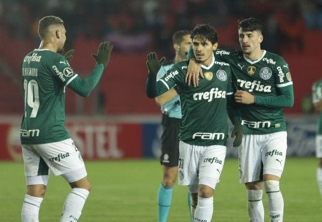 Em noite de Raphael Veiga, Palmeiras domina Petrolero e se garante na próxima fase