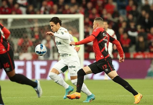 Palmeiras constata entorse no tornozelo direito de Raphael Veiga 