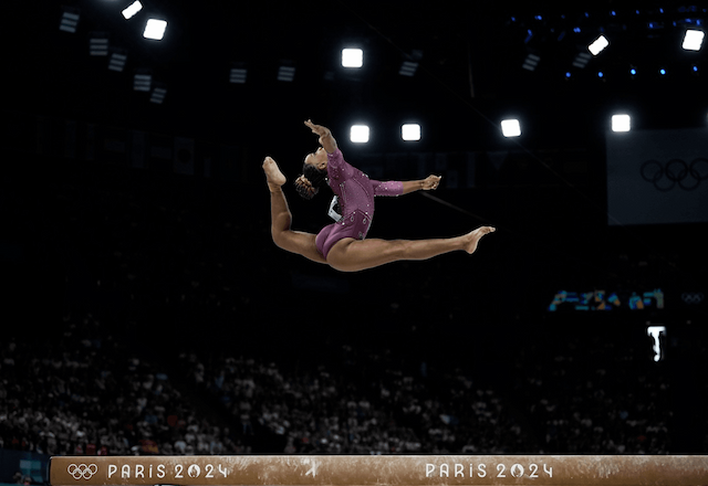 Rebeca Andrade e Simone Biles ficam fora do pódio na trave olímpica; italiana leva ouro