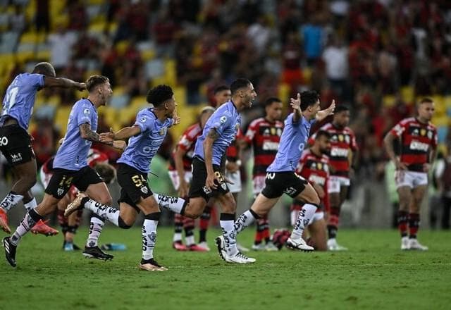 Vascaíno, Luva de Pedreiro zoa Flamengo e pede Jorge Jesus de volta