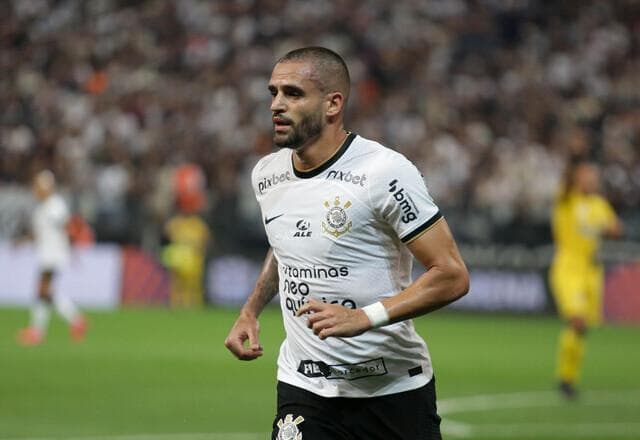 Corinthians anuncia diagnóstico de lesão de Renato Augusto